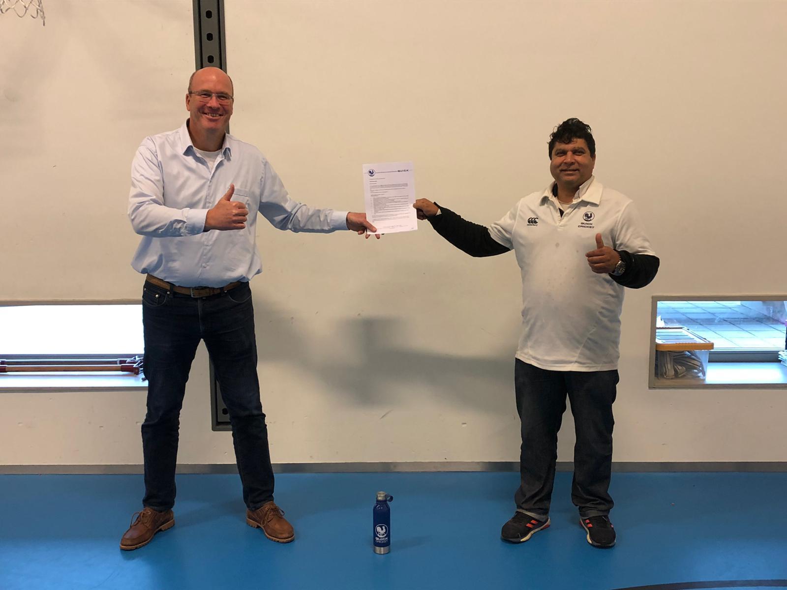 Jeroen Dill, cricketschool en Ahmad Zulfiqar Jeroen Dill, cricketschool en Ahmad Zulfiqar
