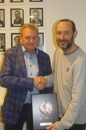 Jan ontvangt Zilveren Haan uit handen van Willem van Nieuwkerk