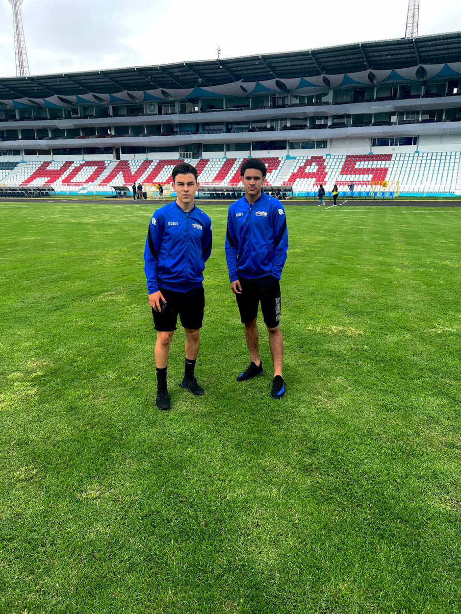 Nathan (links) op het CONCACAF in Honduras